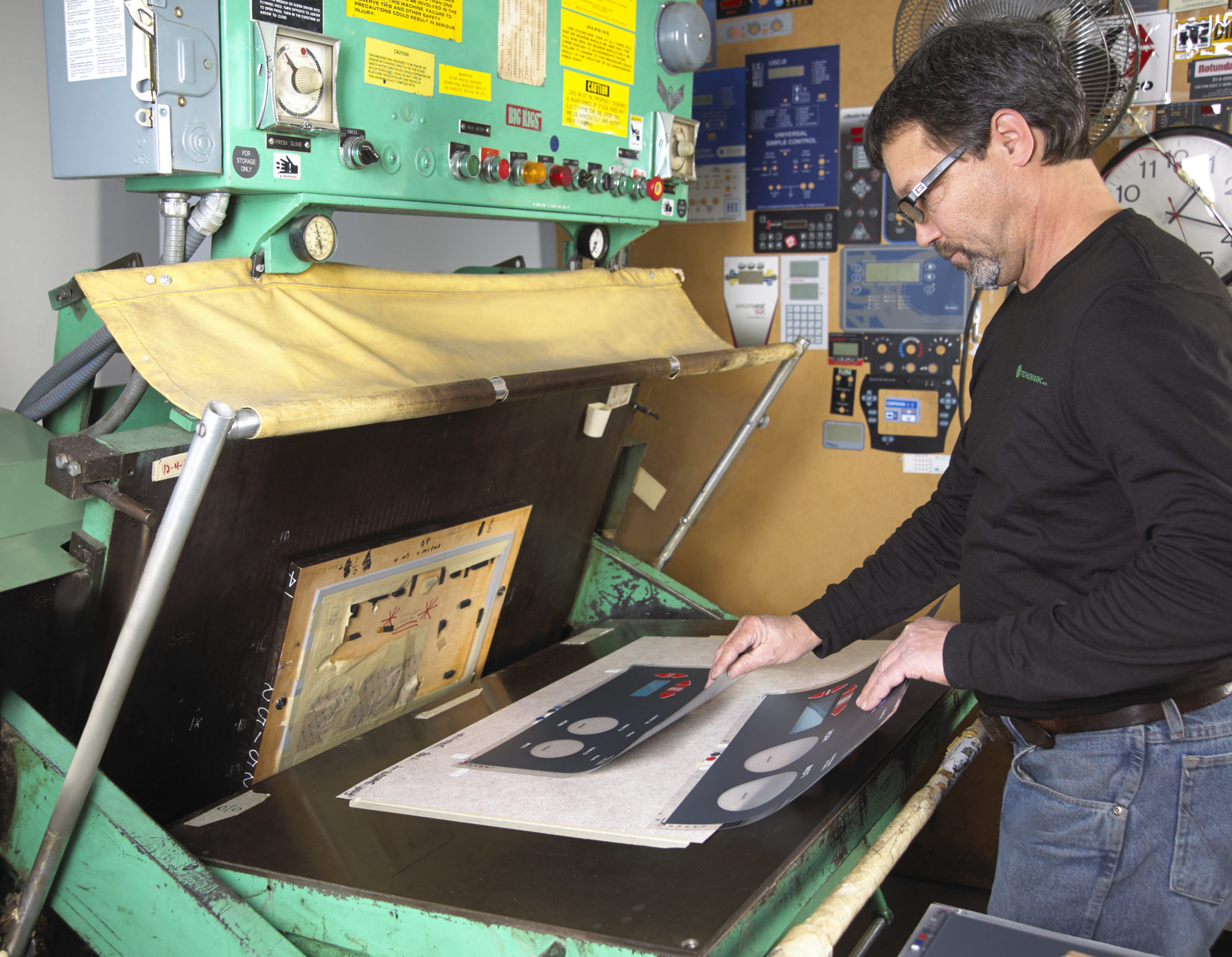 TNM003A-95191 Die Cutter placing graphic overlay for cutting